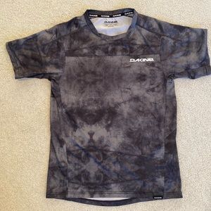 Dakine athletic short sleeve tops / Mountain biking. Small